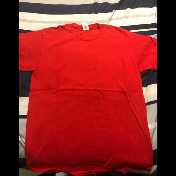 red gildan shirt